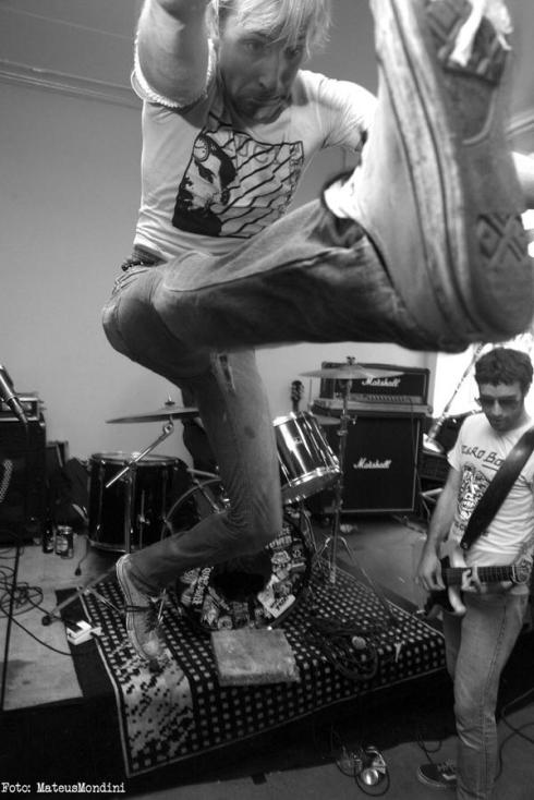 Clorox Girls with Krunchies/Feelers guitarist Kevin Goggin filling in on guitar. At some festival in the Netherlands. Photo by Mateus Mondini in 2007